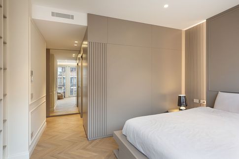 Camera da Letto in stile moderno di 15 di Studio Zanobini