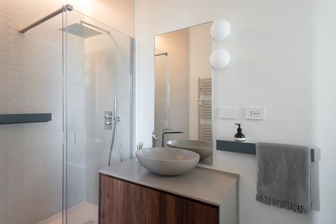 Bagno in stile contemporaneo di 7 di Doppionodo Interior