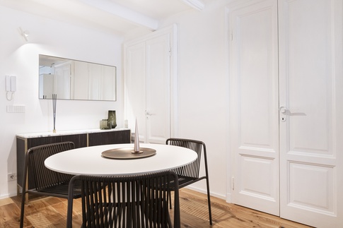 Open Space in stile contemporaneo di 27 di tIPS ARCHITECTS