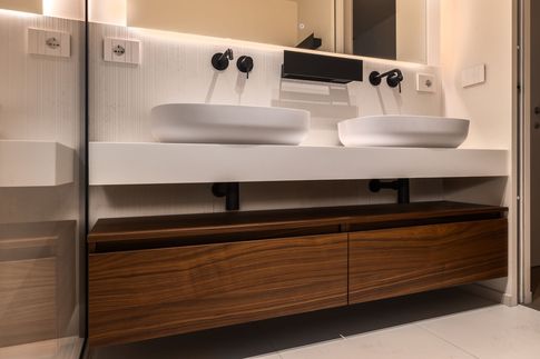 Bagno in stile contemporaneo di 5 di Alessandro Magno Studio Bagno in stile contemporaneo di 5 di Alessandro Magno Studio