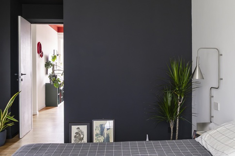 Camera da Letto in stile soft industrial di 18 di Cipria Studio