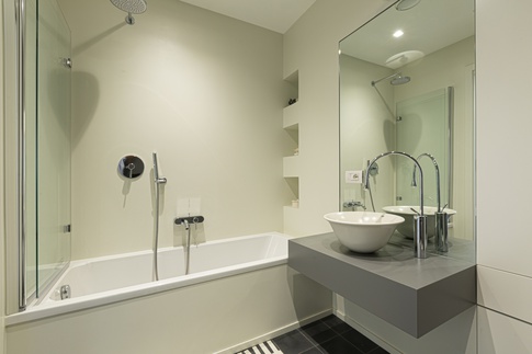 Bagno in stile contemporaneo di 5 di Archifacturing - Sara Cimarelli & Giorgio Opolka architetti