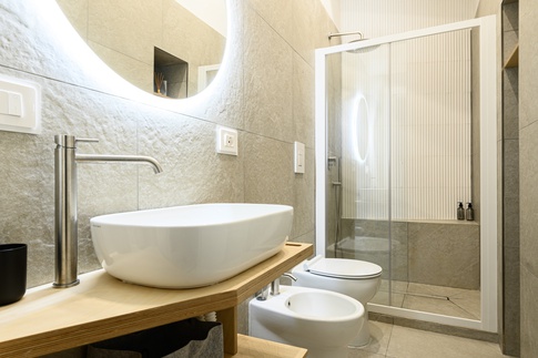 Bagno in stile contemporaneo di 4 di MANUARINO architettura design comunicazione