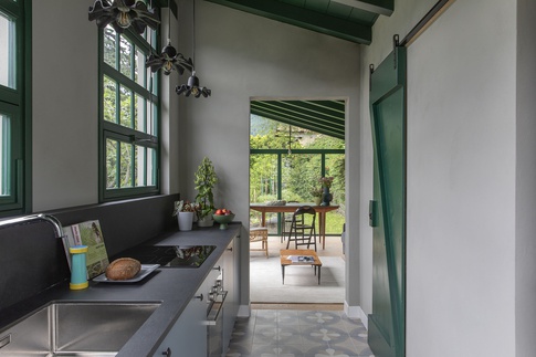 Cucina in stile contemporaneo di 7 di Chantal Forzatti architetto Cucina in stile contemporaneo di 7 di Chantal Forzatti architetto