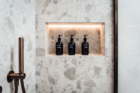 Bagno in stile japandi di 5 di Alexandra Designer