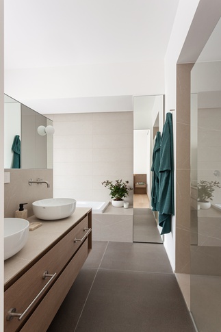 Bagno in stile contemporaneo di 12 di TGA_Studio