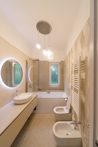 Bagno in stile contemporaneo di 6 di Carla Gatto Architetto