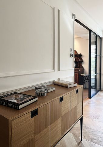 Soggiorno in stile contemporaneo di 30 di B2Carchitetti