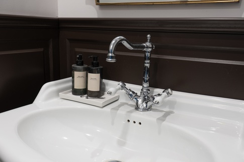 Bagno di Servizio in stile classico di 4 di Annalisa Carli Architetto Bagno di Servizio in stile classico di 4 di Annalisa Carli Architetto