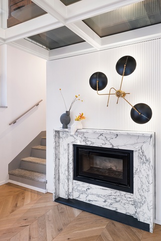 Soggiorno in stile iconico di 50 di tIPS ARCHITECTS