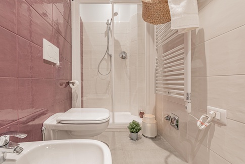 Bagno in stile contemporaneo di 5 di Ristrutturabilmente