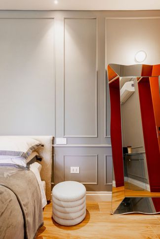 Camera da Letto in stile glamour di 18 di Equus Architects