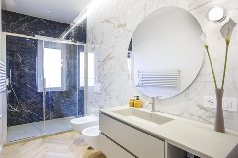 Bagno in stile contemporaneo di 6 di Valentina Varricchio Architetto Bagno in stile contemporaneo di 6 di Valentina Varricchio Architetto