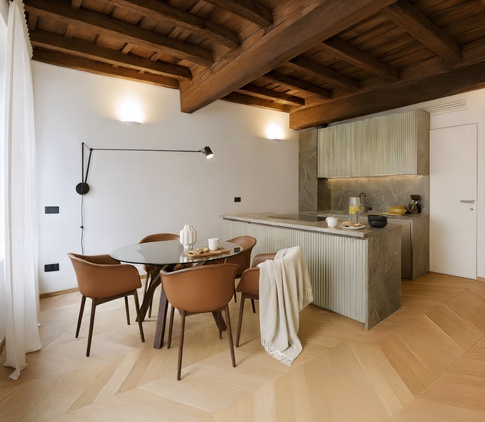 Open Space in stile moderno di 45 di Desearq studio - architettura e interior design