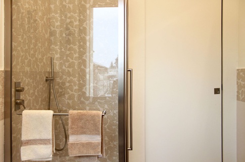Bagno in stile moderno di 5 di SuMisura Architetti