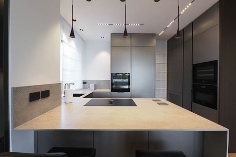 Cucina in stile moderno di 10 di Desearq studio - architettura e interior design