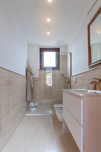 Bagno in stile moderno di 12 di Luca Bucciantini Architettura d' Interni