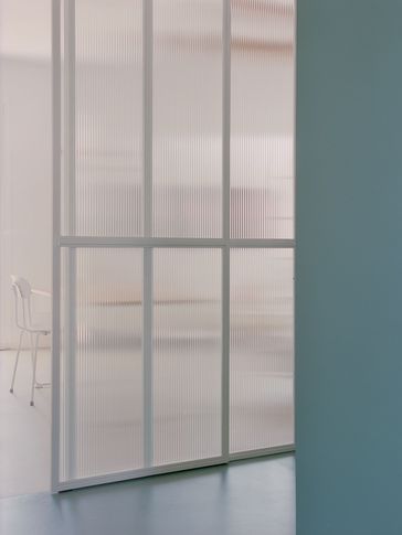 Corridoio in stile minimal di 4 di vianello gasparin progetti