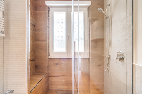 Bagno in stile contemporaneo di 5 di MOB Architects