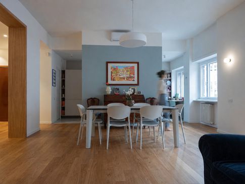 Soggiorno in stile moderno di 40 di Equus Architects