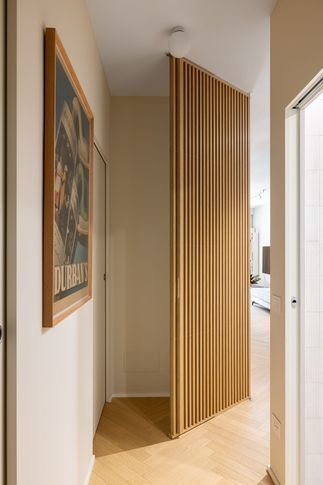 Corridoio in stile contemporaneo di 3 di Archifacturing - Sara Cimarelli & Giorgio Opolka