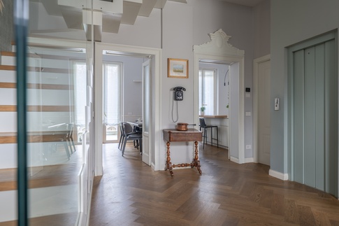 Soggiorno in stile classico di 34 di Annalisa Carli Architetto
