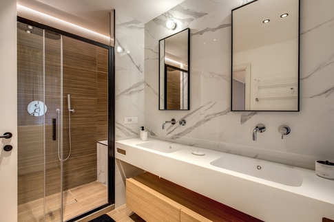 Bagno in stile contemporaneo di 6 di MOB Architects
