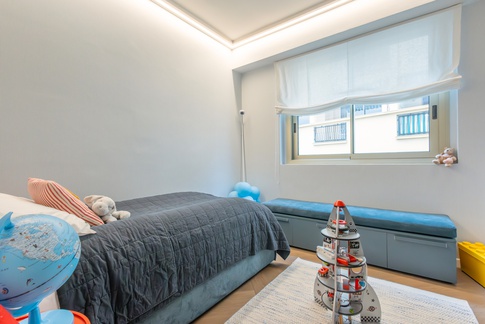 Cameretta Bambini in stile moderno di 9 di Living Home Design