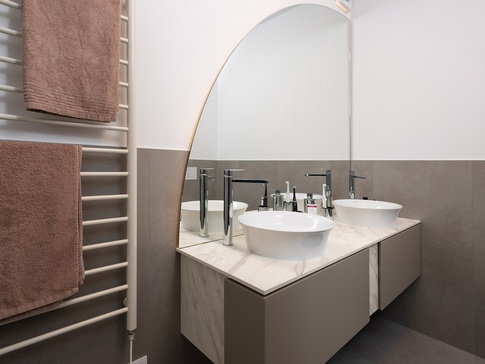 Bagno in stile contemporaneo di 5 di Studio di Architettura FM