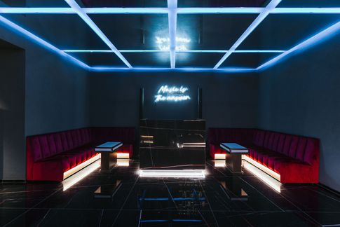 Home Theatre in stile moderno di 130 di GIOVANNI SELLITRI STUDIO