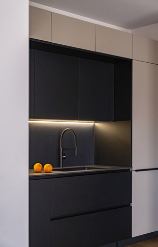 Cucina in stile contemporaneo di 10 di Michela Cordisco Studio Cucina in stile contemporaneo di 10 di Michela Cordisco Studio