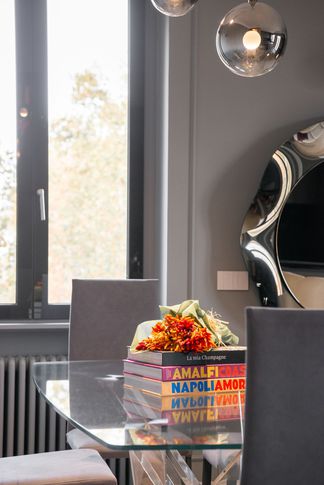 Soggiorno in stile glamour di 10 di Equus Architects Soggiorno in stile glamour di 10 di Equus Architects