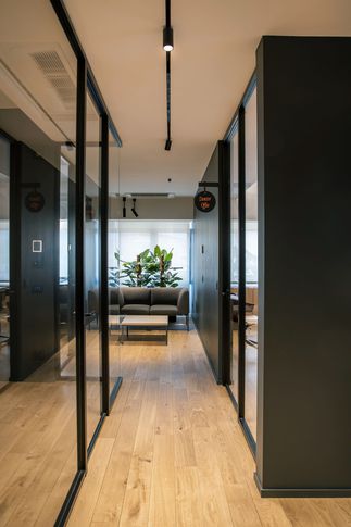 Studio in stile industriale di 160 di Pamela Camposano Ingegnere Architetto Studio in stile industriale di 160 di Pamela Camposano Ingegnere Architetto