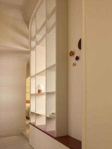 Corridoio in stile contemporaneo di 5 di Paola Sola Architetto