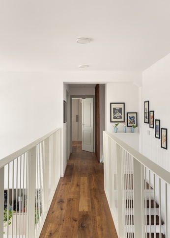 Corridoio in stile moderno di 5 di NOMADE ARCHITETTURA