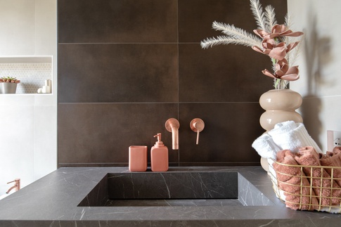 Bagno in stile contemporaneo di 10 di ciquadro architetti