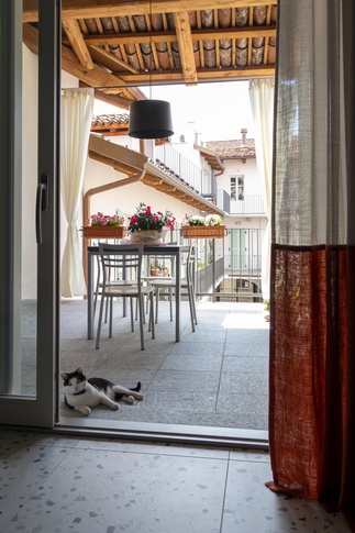 Soggiorno in stile contemporaneo di 32 di Studio MAC