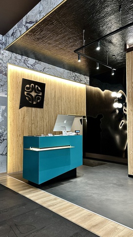 Open Space in stile glamour di 140 di SEGNI STUDIO Open Space in stile glamour di 140 di SEGNI STUDIO