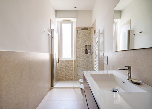 Bagno in stile contemporaneo di 6 di Gianluca Chiocca Interior Design Studio