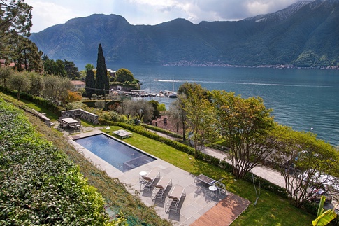 Piscina in stile moderno di 150 di Chantal Forzatti architetto