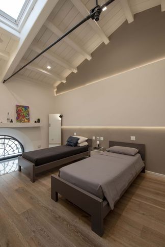 Camera da Letto in stile moderno di 15 di MICHELE VOLPI STUDIO INTERIOR DESIGN