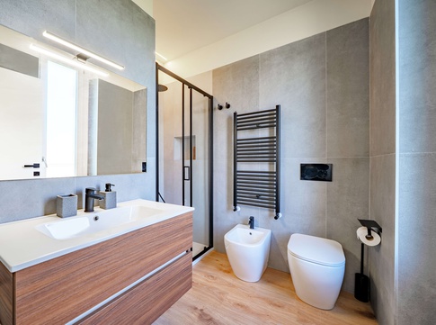 Bagno in stile moderno di 6 di Gianluca Chiocca Interior Design Studio