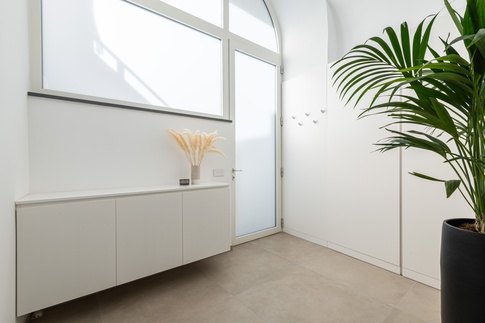 Ingresso in stile contemporaneo di 7 di MANUARINO architettura design comunicazione