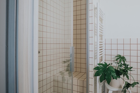 Bagno in stile moderno di 5 di L’usine