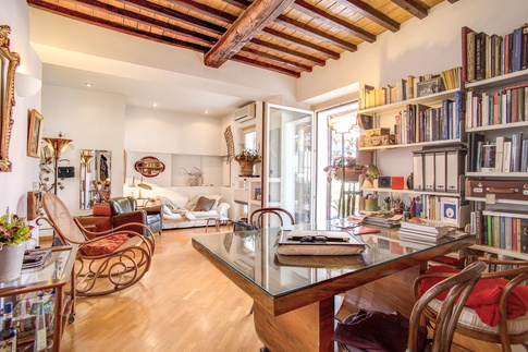 Soggiorno in stile coloniale di 35 di MOB Architects
