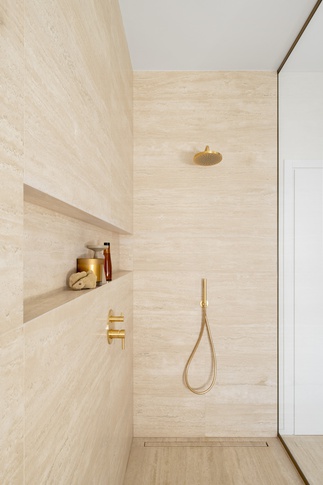 Bagno in stile contemporaneo di 25 di NOMADE ARCHITETTURA
