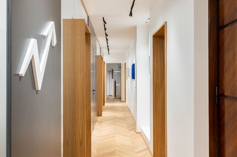 Ingresso in stile contemporaneo di 10 di Archifacturing - Sara Cimarelli & Giorgio Opolka architetti