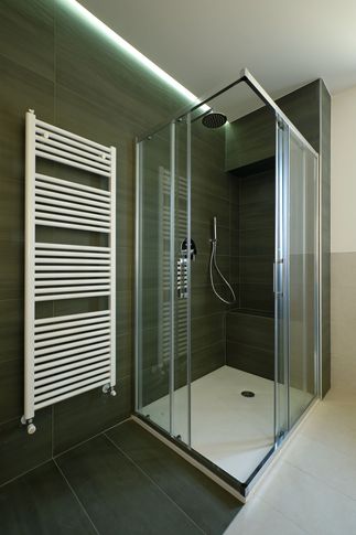 Bagno in stile contemporaneo di 8 di STUDIO AEDES STP SRL