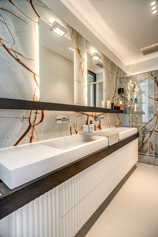 Bagno in stile contemporaneo di 7 di MOB Architects Bagno in stile contemporaneo di 7 di MOB Architects