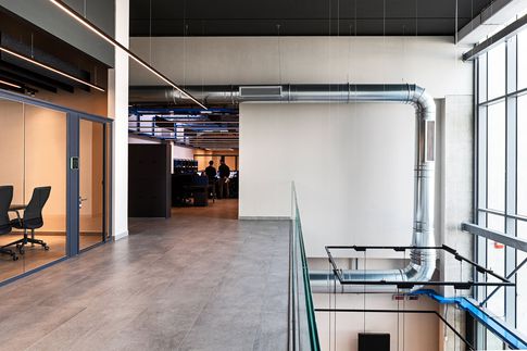 Open Space in stile moderno di 6000 di Lorenzo Franzi | Fotografia